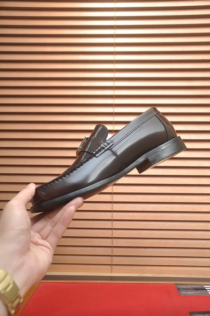 Men's men's shoes 💰560💶 [LV] (original single cowhide lining) 🍀LV's latest genuine leather business suit shoes are launched simultaneously on the official website. The first-layer cowhide imported from Italy is made of heavy gold, 💥1:1 rubber outsole from the official website. Versatile to wear, high-end without losing class, and the color combination is extraordinary. This four-season style is alluring when worn on your feet, showing off your big-name flair. Standard code 38-44 (45 customized)